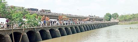 Ashadhi Wari 2023 : माउलींच्या पादुकांना निरेत शाही स्नान ; वारीचा अर्धा टप्पा पूर्ण