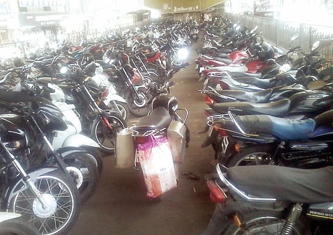 पार्किंग नोकरदार, की नागरिकांसाठी ? धायरी फाट्यावरील उड्डाणपुलाखालील प्रश्न