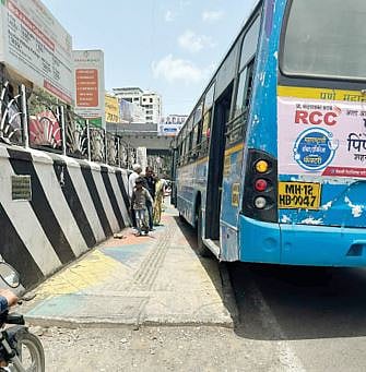 पुणे : पठ्ठ्याने पदपथावर चढवली पीएमपी बस