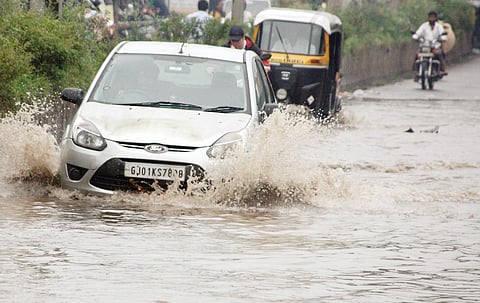 पुण्यात पाऊस कमी, खड्डे-कोंडी फार ! रस्ते दुरुस्तीच्या दाव्याची पहिल्याच पावसात पोलखोल