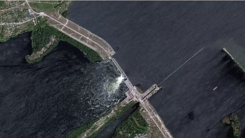 रशियन सैन्‍याने खेरसन प्रांतातील काखोव्का धरणावरही क्षेपणास्‍त्र डागल्याने दक्षिण युक्रेनमध्‍ये पूर आला आहे. 