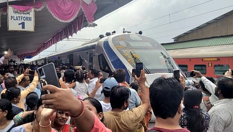 रत्नागिरी स्थानकावर ‘वंदे भारत एक्सप्रेस’चे जल्लोषात स्वागत