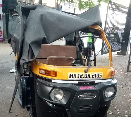 पुण्यात झाड रिक्षावर कोसळून महिलेचा मृत्यू