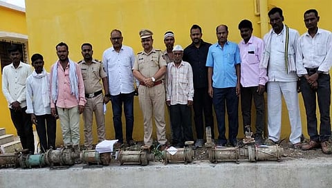 बीड: साळेगाव येथून चोरलेल्या विद्युत मोटारी शेतकऱ्यांच्या ताब्यात