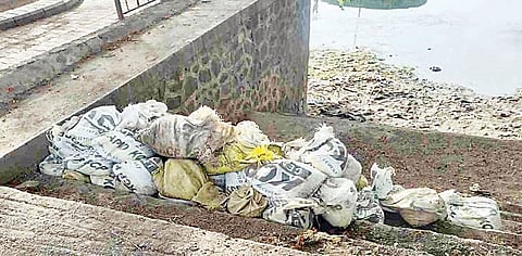 संगमनेरकरांनी पेटविल्या वाळूने भरलेल्या गोण्या