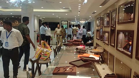 सांगलीत रिलायन्स ज्वेलर्सवर सशस्त्र दरोडा : गोळीबार करत दुकान लुटले, पलायनच्‍या प्रयत्‍नात ग्राहक जखमी