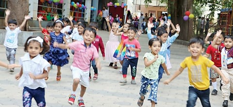 सवंगड्यांच्या भेटीत पहिला दिवस ! शाळांमध्ये पुस्तके, वह्या अन् नव्या अभ्यासाची उत्सुकता