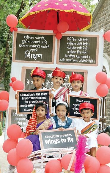 पुणे : शाळांची घंटा वाजली; भिंतीही बोलू लागल्या