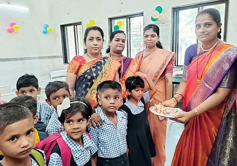 पिंपळे गुरव : फुलांची उधळण, औक्षण अन् खाऊ वाटप