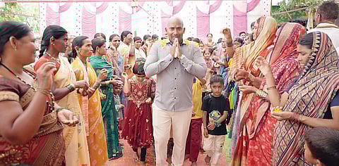 अहमदनगर : गुरुजींना निरोप देताना अश्रूंचा अभिषेक; पालकही ढसढसा रडले