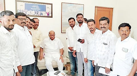 बारामती : दूध दरप्रश्नी शेतकर्‍यांनी घेतली शरद पवार यांची भेट