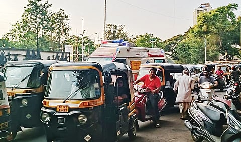 पुणे : कोंडीत अडकली रुग्णवाहिका; सारसबाग चौकात सिग्नल बंद