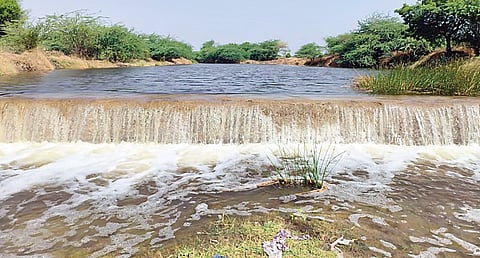 रावणगाव : स्वामी चिंचोली येथील बंधारे पाण्याने भरले