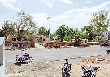 पुणे : टाकळी हाजीतील आरोग्य केंद्र घेणार मोकळा श्वास ; अतिक्रमण हटविल्याने अस्वच्छतेतूनही सुटका