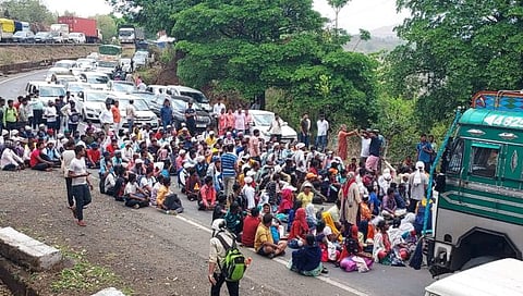 आदिवासी विकास विभागातील कर्मचाऱ्यांचे मुंबई-नाशिक महामार्गांवर रास्ता रोको