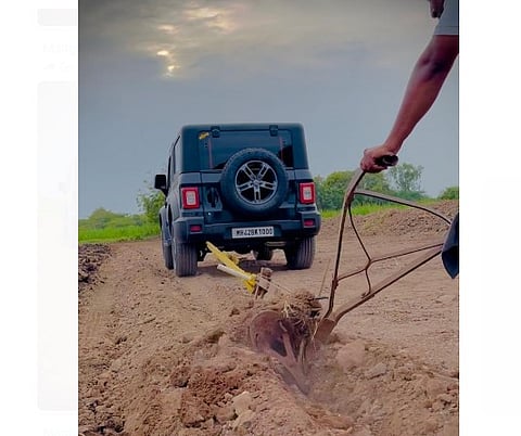 शेतकऱ्याचा नादच खुळा ! चक्क थारने नांगरली शेती