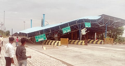 पाथर्डी तालुक्यात वादळी वार्‍यामुळे कोसळले टोलनाक्याचे शेड; 7 कर्मचारी बालबाल बचावले