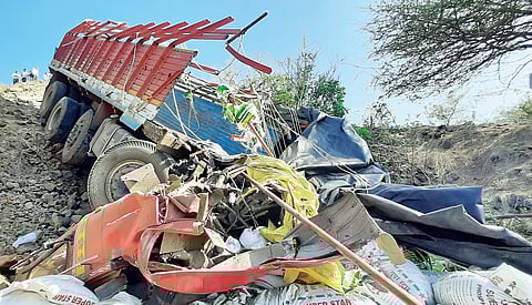 नगर : करंजी घाटात ट्रक उलटल्याने चालकाचा मृत्यू