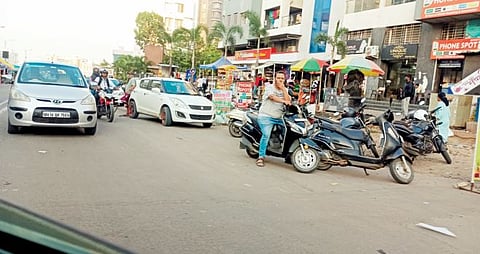 पुणे : वाहतूक कोंडीमुळे नागरिकांची दमछाक ; आठवडे बाजारामुळे अडथळा