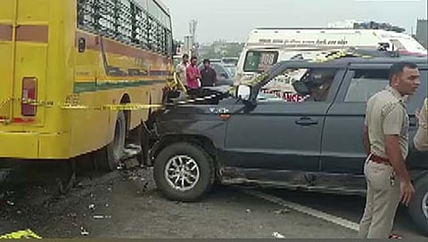 Ghaziabad Accident News : गाझियाबादजवळ स्कूल बस-कारचा भीषण अपघात; एकाच कुटुंबातील ६ ठार, २ जण जखमी