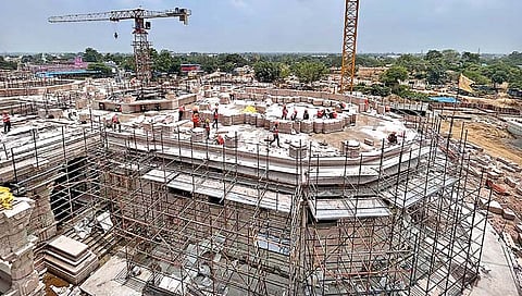 रामनवमीला जन्ममुहूर्तावर रामाच्या भाळी सूर्याची किरणे!