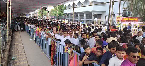 शिर्डीत गुरुपौर्णिमानिमित्ताने भाविकांची मांदियाळी