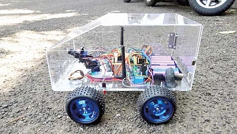 सोलापूर : ‘सिंहगड’च्या विद्यार्थ्यांनी बनविली सर्व्हेलन्स रोबोट कार