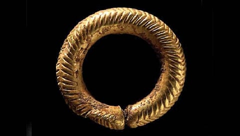 तीन हजार वर्षांपूर्वीची सोन्याची कडी, कंगव्याचा शोध