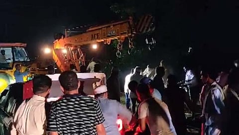 Andhra Pradesh : लग्नाच्या रिसेप्शनला जाताना काळाचा घाला, बस कालव्यात कोसळून ७ ठार, १५ जखमी