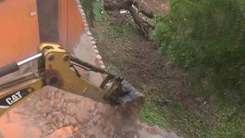 मध्यप्रदेशमध्ये आदिवासी तरुणावरील ‘लघुशंके’प्रकरणी भाजप नेत्याच्या घरावर बुलडोझर ऑ Sidhi viral video