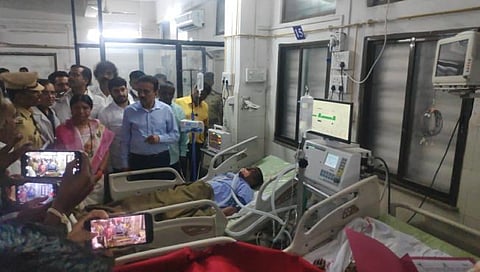 धुळे: पळासनेर अपघातातील जखमींची पालकमंत्र्यांनी केली आस्थेवाईकपणे चौकशी