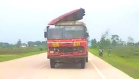 गडचिरोलीत धावत्या बसचे छत उडाले; प्रवाशांनी अनुभवला थरार! Gadchiroli Bus Roof