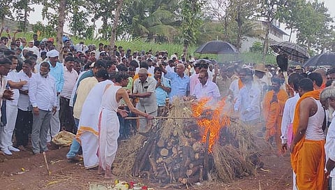 Kamakumar Nandi Maharaj : हिरेकुडी येथे भक्तांच्या अलोट गर्दीत जैनमुनींवर अंत्यसंस्कार