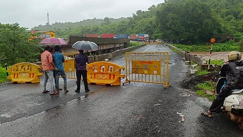 मुंबई-गोवा महामार्गावरील बावनदी व अंजणारी पूल वाहतुकीसाठी बंद