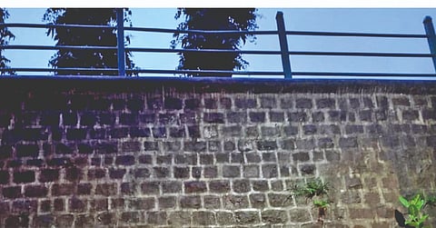 कोल्हापूर : एअर होल मुजविल्यामुळे खासबागची तटबंदी धोकादायक