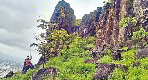 सातारा : मृत्यू डोक्यावर असणार्‍या दरडींचा आज मृत्यू