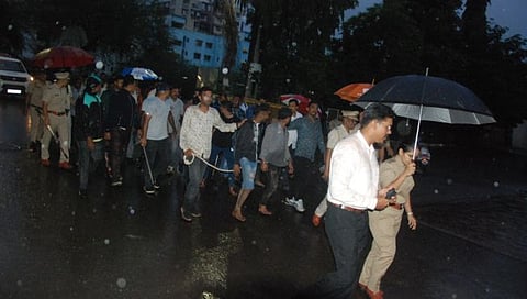 नाशिक : वाहनांची तोडफोड करणाऱ्या गुन्हेगारांची भर पावसात धिंड