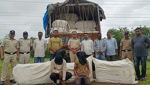 नाशिक : ओझर पोलीसांनी पकडला वीस लाखांचा गुटखा