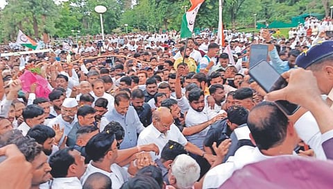 पुणे : अंदाजासाठी अजित पवार समर्थक कराड दौर्‍यात सहभागी !