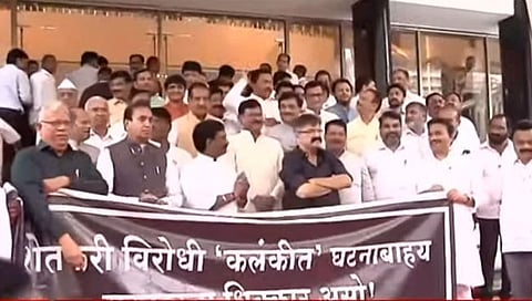 पुन्हा खोके… विधानभवनाच्या पायऱ्यांवर विरोधकांचं आंदोलन