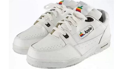 Apple’s Shoes : ४१ लाखांना विकले जाणार अ‍ॅपलचे बूट; ३२ वर्षे जुन्या बुटांचा लिलाव
