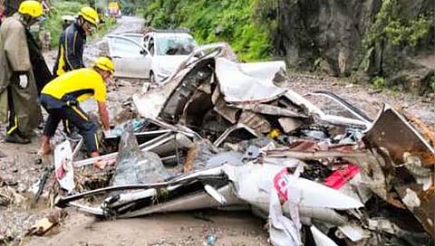 Uttarkashi News : उत्तरकाशी- गंगोत्री महामार्गावर वाहनांवर दरड कोसळली; ४ भाविक ठार