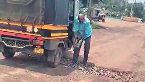 सांगली : रिक्षावाला खड्डे मुजवू लागला अन् आली महानगरपालिकेला जाग