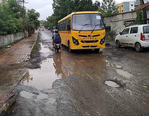पुणे : तळेगावात रस्त्यात खड्डे की खड्डयात रस्ते