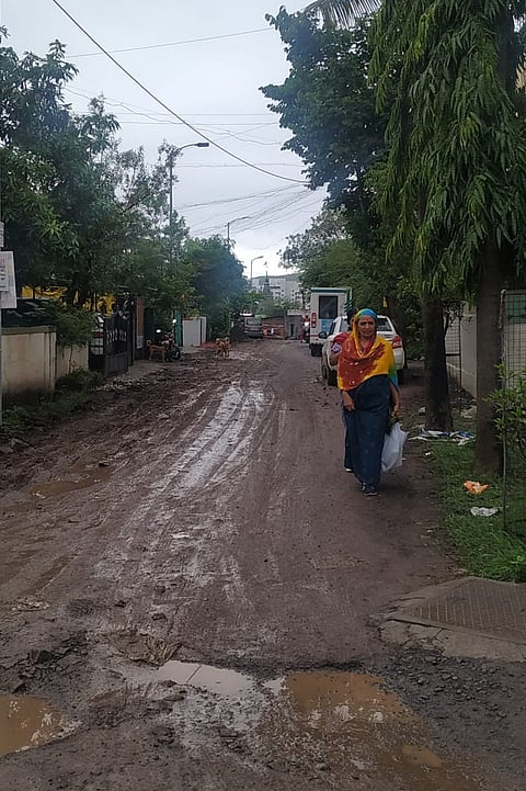 तळेगाव येथे खोदलेल्या चा-या बुजविणेत हलगर्जीपणा