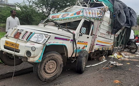 कुरकुंभ हद्दीत झालेल्या अपघातात पिकअप वाहनाची झालेली अवस्था.