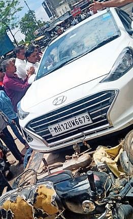 नगर : बसस्थानक फलाटावर कार चढली