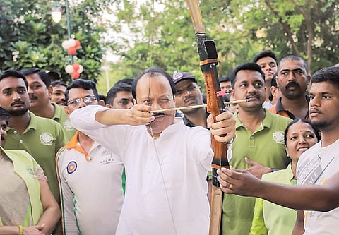 …अखेर दादांनी निशाणा साधलाच; धनुष्यबाणाच्या ‘त्या’ फोटोचीच सर्वत्र चर्चा