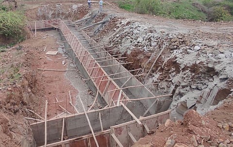 पुणे : कुसेगावातील बंधार्‍याचे काम ग्रामस्थांनी पाडले बंद