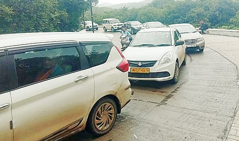 पुणे जिल्ह्यातील भीमाशंकर वर्षाविहारासाठी पर्यटकांनी गजबजले